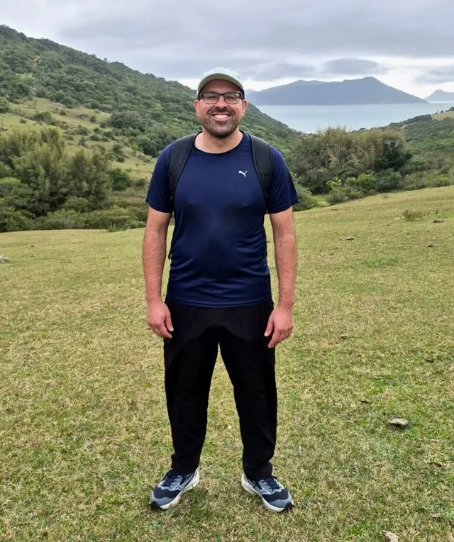 Jean durante uma trilha em meio à mata em Santa Catarina